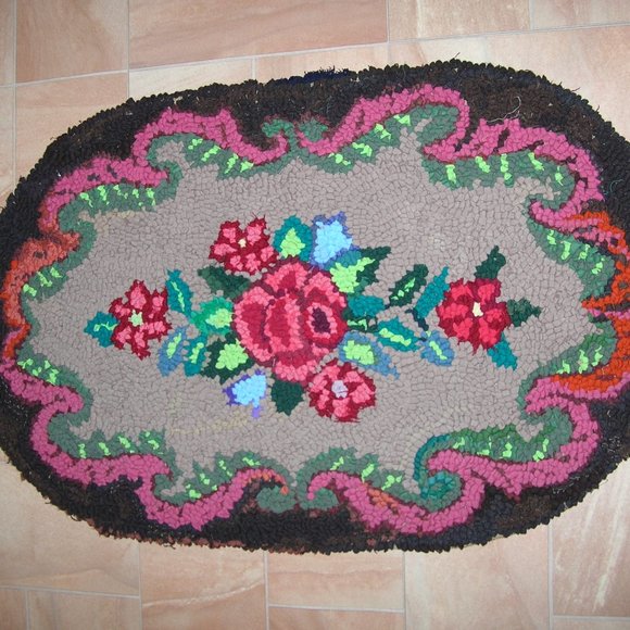 ANTIQUE HAND MADE LOOP HOOK FLORAL FLOWERS RUG 22" X 34" Brown OVAL. "NEW" F